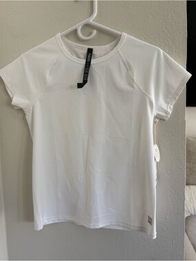 Vuori AllTheFeels  essential short sleeve white top. Size large.